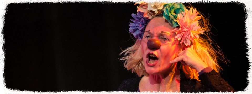 Clownfrau Gaya, telefoniert lautstark auf der Bühne