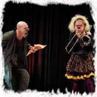 Das Clownsduo Kaspar & Gaya stehen mit Ihrer Posaunennummer im Theater Sapperlot in Lorsch auf der Bühne.